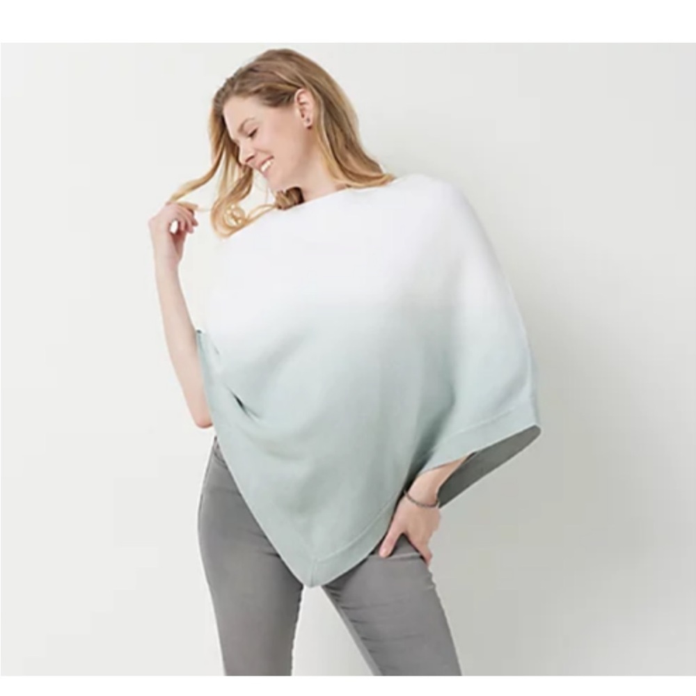 NWT Barefoot Dreams Cozychic Ultra Lite Ocean breeze poncho
OS Ombré waterfall